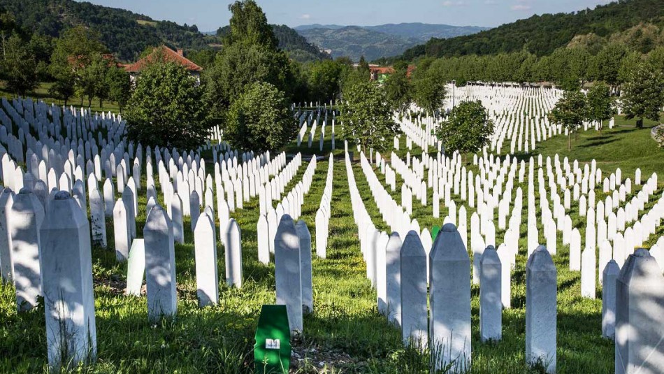<p>Resorni ministar Anis Krivić i predsjedavajući Upravnog odbora Memorijalnog centra Ševket Hafizović izrazili su zadovoljstvo, zbog uspostavljene saradnje na ovom važnom projektu.</p>
<p>„Memorijalni centar Srebrenica je većinu svog dosadašnjeg istraživačkog rada posvetio okolnostima vezanim za pad Srebrenice i genocid u julu 1995. godine. Međutim, za potpuniju istraživačku sliku i jasniji prikaz pozicije koju je srebrenička enklava imala, ali i za potrebe da se genocid ne istražuje kao izdvojeni događaj, već kao posljednja tačka u višegodišnjoj operaciji etničkog čišćenja Bošnjaka istočne Bosne, odlučili smo predložiti ovaj istraživački projekt, te smo dobili veliku podršku i zeleno svjetlo Ministarstva obrazovanja, nauke i mladih KS. Zahvalni smo ministru Anisu Kriviću koji prepoznaje važnost objektivnog istraživačkog rada i institucionalnog pristupa ovim temama, što je već potvrđeno i kroz saradnje sa školama i drugim ustanovama u KS“, poručio je predsjedavajući Upravnog odbora Memorijalnog centra Ševket Hafizović.</p>
<p>Glavni cilj projekta, po riječima Hafizovića, je utvrditi tačan ili približan broj žrtava rata na području Srebrenice i njene okoline koje su ubijene prije jula 1995. Godine, sa posebnim naglaskom na period od aprila 1992. do aprila 1993. godine. Pored toga, kreirat će se i baza podataka sa svim podacima o ubijenim žrtava u periodu od 1992-1995. Godine, koja će sadržavati sljedeće podatke: spisak ubijenih žrtava (prezime, ime oca i ime žrtve), datum i mjesto rođenja, datum i mjesto stradanja, nacionalnost i lokaciju na kojoj su žrtve ukopane.</p>