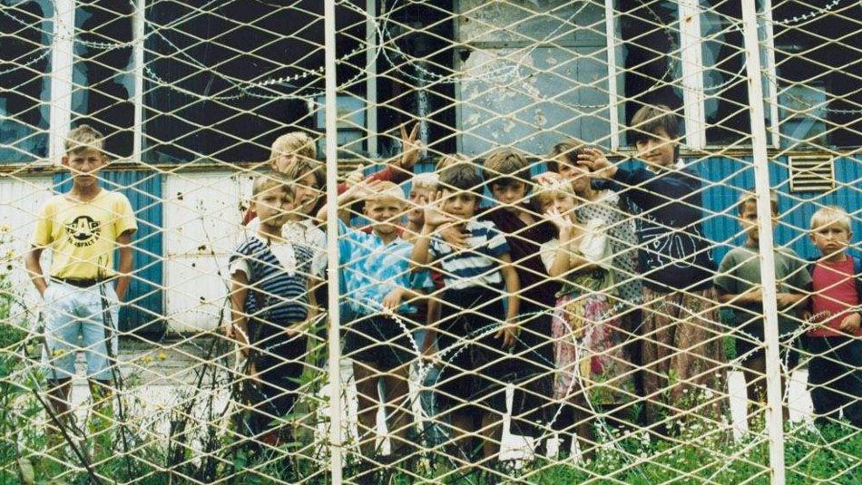 <p>Nekoliko dana kasnije, potpisan je sporazum kojim se poziva na totalnu obustavu vatre u Srebrenici, demilitarizaciju enklave, angažovanje UNPROFOR-a (Zaštitne snage UN-a) u Srebrenici i otvaranje koridora između Tuzle i Srebrenice za evakuaciju teško ranjenih i bolesnih. UNPROFOR je uspostavio mali komandni centar u samoj Srebrenici, kao i jednu veću bazu (UN baza) u pet kilometera udaljenom gradiću Potočari. Iz te baze UNPROFOR je nadgledao demilitarizaciju grada.</p>
<p>Nakon dolaska prve grupe snaga UNPROFOR-a u aprilu 1993. godine, nove trupe mijenjale su se u enklavi na otprilike svakih šest mjeseci. Te snage imale su lako naoružanje i njihovo brojno stanje nikada nije prelazilo 600 ljudi.</p>
<div class="file">REZOLUCIJA 819 (1993.).pdf <a href="/assets/photos/editor/rezolucija_819.pdf" class="archive">Pogledaj</a></div>