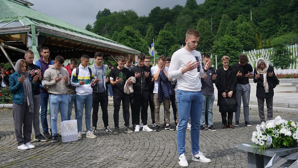 Učenici JUMS Elektrotehnička škola Tuzla jučer su boravili u posjeti Memorijalnom centru Srebrenica