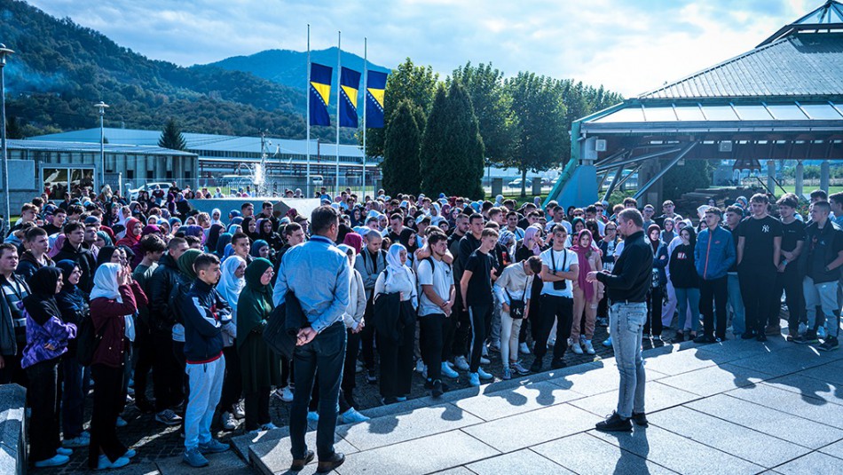 Više od 400 učenika drugih razreda u posjeti Memorijalnom centru Srebrenica