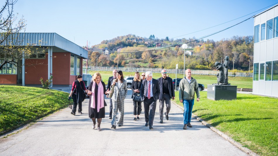 Ambasadorica SAD-a u Hrvatskoj posjetila Memorijalni centar Srebrenica s ambasadorom SAD-a u BiH