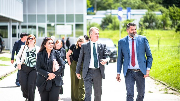 Ministrica za Evropu Nus Ghani MP, uz ambasadora Juliana Reillya, posjetila Memorijalni centar