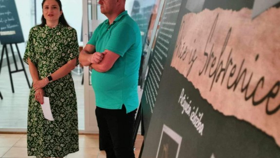 Otvorena putujuća izložba "Priče iz Srebrenice" u Općini Breza