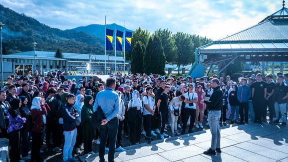 Više od 400 učenika drugih razreda u posjeti Memorijalnom centru Srebrenica