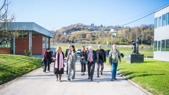 Ambasadorica SAD-a u Hrvatskoj posjetila Memorijalni centar Srebrenica s ambasadorom SAD-a u BiH