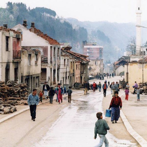 <p>Veći dio regije dolazi pod kontrolu snaga RS-a koje je politički predvodio Radovan Karadžić, a vojno Ratko Mladić, uz masovne progone i pokolj bošnjačkog-muslimanskog stanovništva. U periodu od 18. aprila do 9. maja 1992. godine.  Veliki broj kuća u vlasništvu Bošnjaka u Srebrenici je u potpunosti spaljen, a 8. maja se bilježe masovni zločini, kada je ubijeno najmanje 60 Bošnjaka na ulicama Srebrenice i u okolnim selima.</p>
<p>Narednog dana je Srebrenica oslobođena od strane organizovanog otpora Teritorijalne odbrane BiH, te je postala jednom od enklava – slobodnih teritorija u istočnoj Bosni, kako će i ostati sve do jula 1995. godine. Do kraja 1992. godine, Srebrenica će postati utočište za bošnjačko stanovništvo iz cijelog niza općina u dolini Drine koje je preživjelo inicijalne napade VRS/VJ: Bratunca, Zvornika, Vlasenice, Han Pijeska, Rogatice, Višegrada.</p>
<p>Do proljeća 1993. godine, kao rezultat progona širom istočne Bosne, civilno stanovništvo Srebrenice značajno se povećalo na preko 50.000 ljudi. Od 1992. godine, enklava je bila pod stalnim napadom snaga VRS-a. Ranjeni u napadima VRS-a u Srebrenici nedvojbeno su pretrpjeli goru sudbinu od smrti, jer je gradska bolnica imala samo šest doktora i gotovo nije imala pristup osnovnim medicinskim potrepštinama. Glad je bila najvažnija karakteristika života u enklavi. Predratne zalihe hrane brzo su se ispraznile i ljudi su počeli jesti sve što su mogli naći. Venecuelanski ambasador pri UN-u Diego Arria posjetio je enklavu u proljeće 1993. godine i opisao situaciju u Srebrenici kao "usporeni genocid".</p>