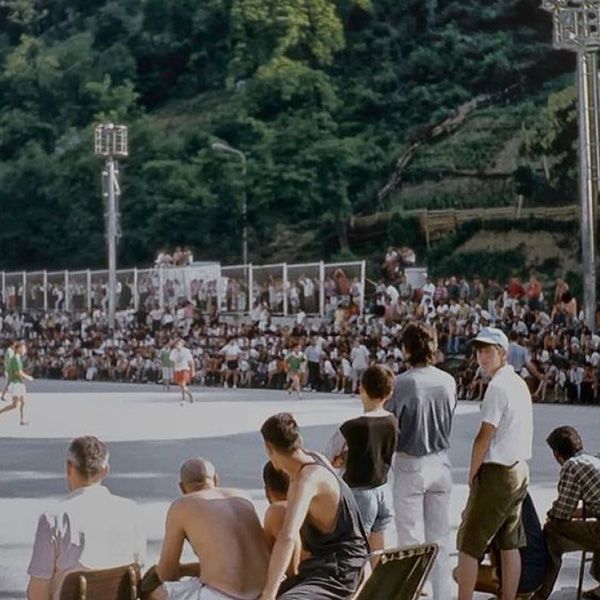 <p>Obaveza da Srebrenica, Sigurna zona Ujedinjenih nacija, morabiti pošteđena svakog oružanog napada ili bilo kojeg neprijateljskog čina, potvrđena je rezolucijama 824. (6.5.1993.) i 836 (4.6.1993.). U Srebrenicu su 18.04. ušli prvi pripadnici UNPROFOR-a, oko 170 vojnika iz kanadskog kontinegnta snaga. U februaru 1994. godine došlo je do smjene između Kanadskog i Holandskog bataljona, koji će ostati odgovornim za sigurnu zonu do njenog pada u julu 1995. godine.</p>
<p>U proljeće 1994. godine, Generalštab Vojske RS-a obustavio je primirje i naredio Drinskom korpusu da enklavu smanji na područje općine Srebrenica. Nakon godinu dana kontinuirane eskalacije, predsjednik<br />RS-a Radovan Karadžić izdaje u proljeće 1995. godine “Direktivu 7”. Ovom direktivom je naloženo VRS<br />“stvaranje uslova totalne nesigurnosti, nepodnošljivosti i besperspektivnosti daljeg opstanka i života ljudi u Srebrenici.”</p>