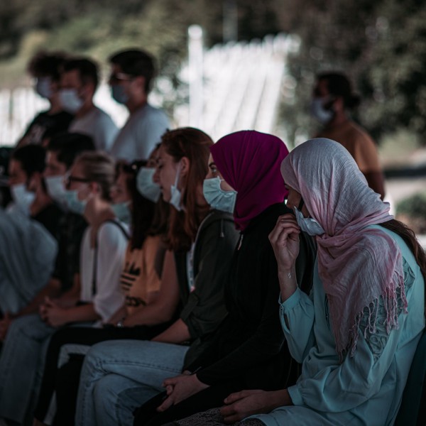 <h3>Borba protiv revizionizma</h3>
<p>Memorijalni centar Srebrenica prošle godine je poslao historijsku poruku povodom 75 godina od proboja logoraša iz Jasenovca, sa jasnim antifašističkim porukama i porukama borbe protiv politizacije i manipulacije žrtvama.</p>
<p>“Na današnji dan, prije 75 godina, posljednji zatočenici ustaškog logora Jasenovac su se pokušali domoći slobode, nakon što je noć prije u logoru ubijeno najmanje 700 žena, koje su preostale u logoru. U proboju je preživjelo manje od stotinu ljudi. Ovaj logor smrti je jedno od najvećih mjesta stradanja Jevreja, Roma i Srba, a u njemu su se našli i brojni antifašisti Hrvati i Bošnjaci koji su ustali protiv NDH i ustaškog terora“, poručuju iz Memorijalnog centra Srebrenica.</p>
<p>“Danas, snage koje veličaju ratne zločince i genocid nad bošnjačkim narodom, istovremeno koriste temu Jasenovca kao jednu od ‘platformi’ za jačanje nacionalističkih narativa. Njima je broj ubijenih uvijek premali, njima su žrtve uvijek izgovor i dopuna za ono ‘ali’, kada govore ‘da je bilo zločina na svim stranama’. Memorijalni centar Srebrenica, kao temeljna institucija sjećanja na genocid počinjen nad bošnjačkim narodom od 1992. do 1995. godine, uvijek će s jednakim pijetetom gledati na nevine žrtve Jasenovca i drugih mjesta ustaškog, četničkog i fašističkog terora, kao na svoje. Jer slike mrtve djece Jasenovca, ne umanjuju i ne poništavaju masovne grobnice i koncentracione logore devedesetih, od Srebrenice do Tomašice, od Omarske do Sušice. Zato se sjećamo. A nama, ostaje samo nada, da će jednog dana slična poruka stići iz Jasenovca na našu adresu u Potočarima“, zaključuju iz Memorijalnog centra Srebrenica.</p>
<p>Podrška civilnom stanovništvu u Centralnoafričkoj Republici</p>
<p>Partnerske organizacije Aegis Trust, Memorijalni centar (MC) Srebrenica, te brojni volonteri koji su se priključili akciji, prikupili su više od 50.000 KM u globalnoj inicijativi za osiguranjem hrane i humanitarne pomoći za stanovnike Banguija, opkoljenog grada u Centralnoafričkoj Republici.</p>
<p>„Zahvalni smo na prilici da radimo na prikupljanju sredstava za Bangui, te nas raduje dosadašnji odziv građana i građanki Bosne i Hercegovine na ovom putu. Glavni grad Centralnoafričke Republike Bangui se nalazi u središtu sukoba u ovoj zemlji, te je na nama odgovornost da pomognemo u prikupljanju hrane i humanitarne pomoći i time damo doprinos ljudima u nevolji“, poručili su iz Memorijalnog centra Srebrenica.</p>